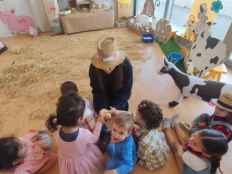 Los niños de escuela infantil de San Esteban de Gormaz aprenden jugando lo que es una granja