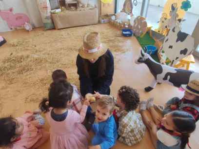 Los niños de escuela infantil de San Esteban de Gormaz aprenden jugando lo que es una granja Los niños de escuela infantil de San Esteban de Gormaz aprenden jugando lo que es una granja