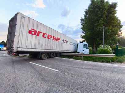 Colisión entre furgoneta y camión en la CL-116 a la altura de El Burgo de Osma Colisión entre furgoneta y camión en la CL-116 a la altura de El Burgo de Osma
