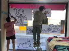 Los estudiantes de Arte y Diseño revitalizan el comercio a través de escaparates innovadores 