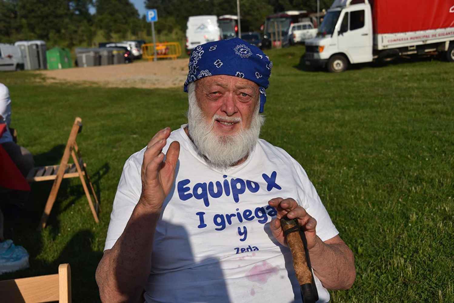 Las 12 cuadrillas de fiestas de San Juan comparten merienda en "La Compra"