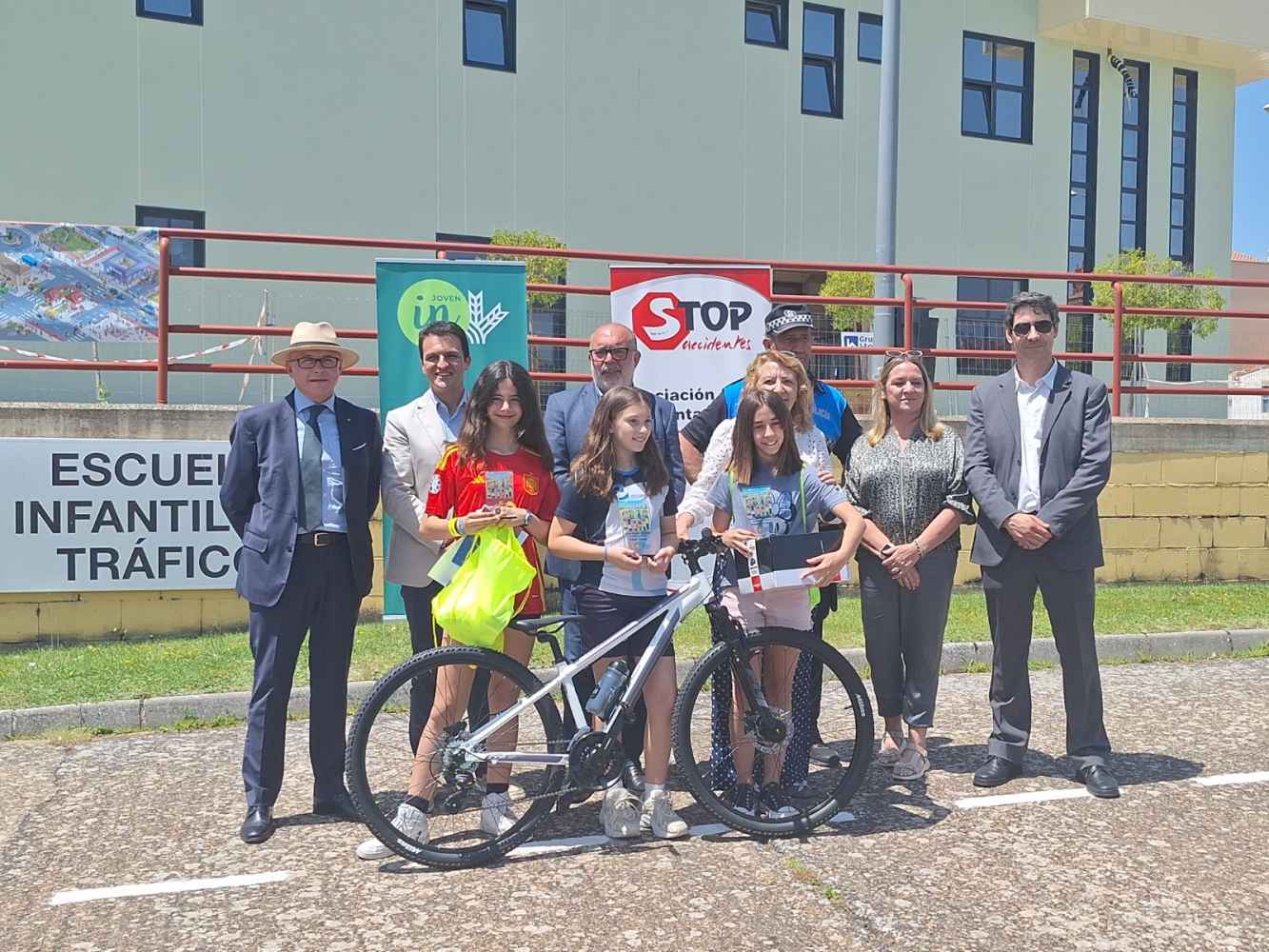 Tres ganadoras de la final intercentros de educación vial 2025 en Soria