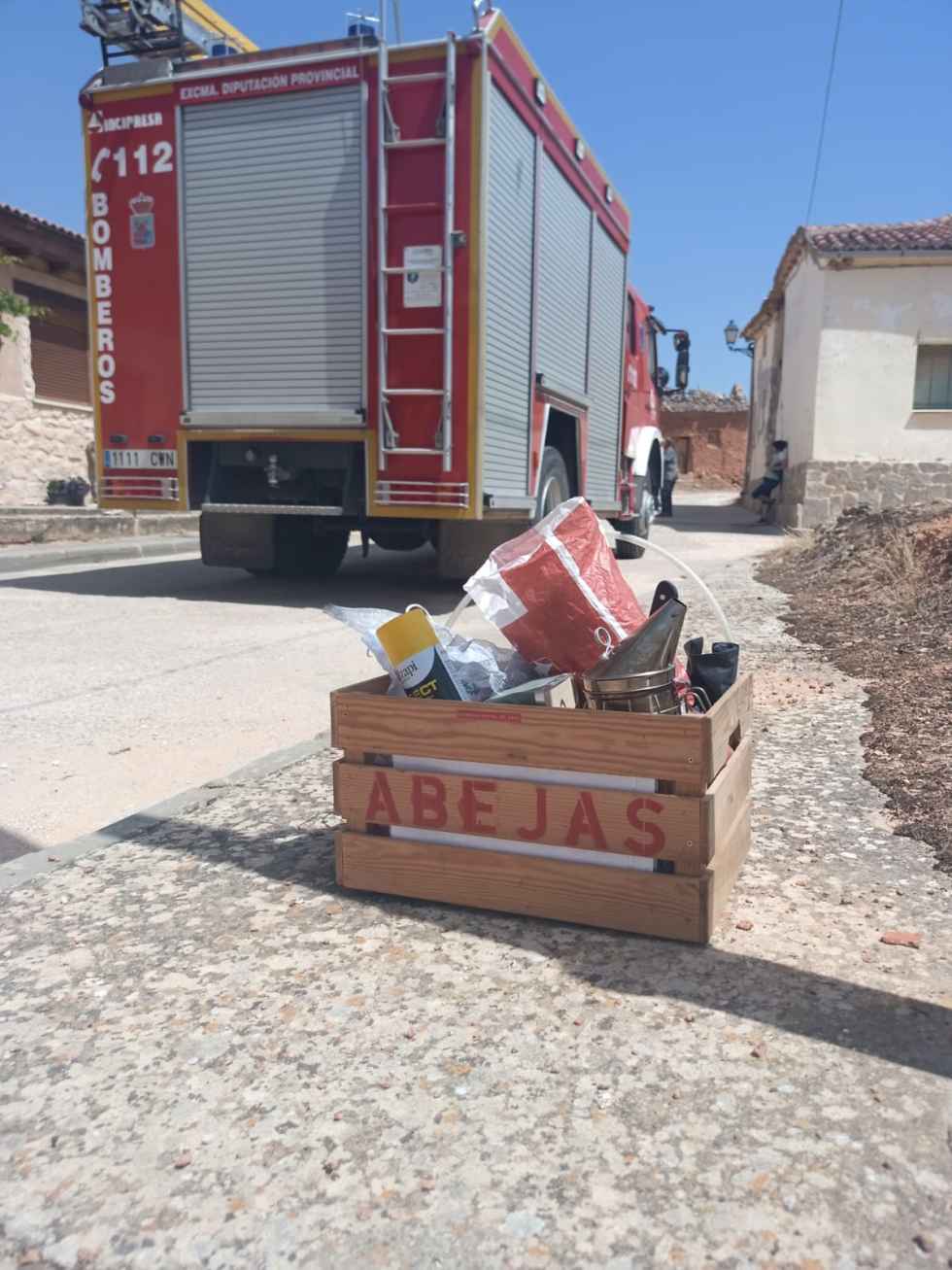 Bomberos de la Diputación retiran enjambre de abejas en Quintanilla de Tres Barrios