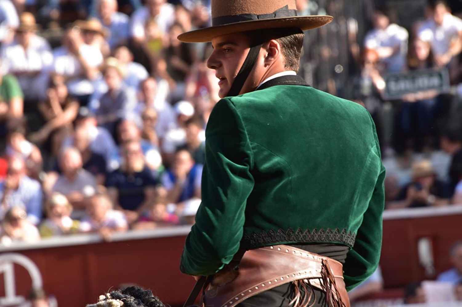 El debutante Sergio Pérez sale a hombros en la primera de feria