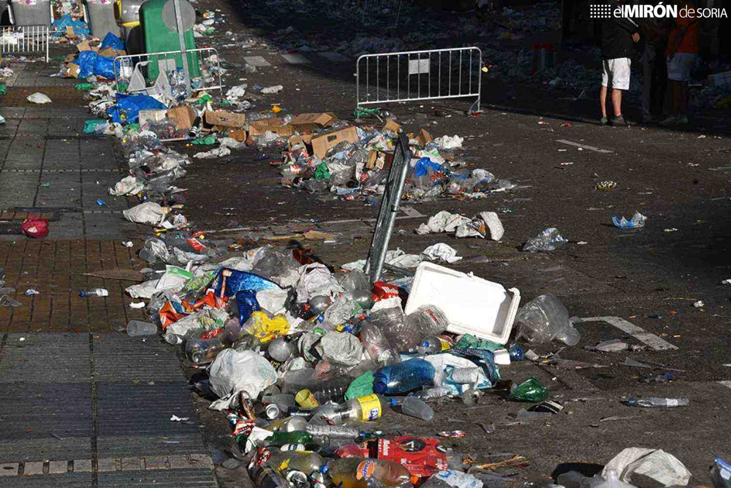 Más basura en el suelo en las fiestas de San Juan 2025