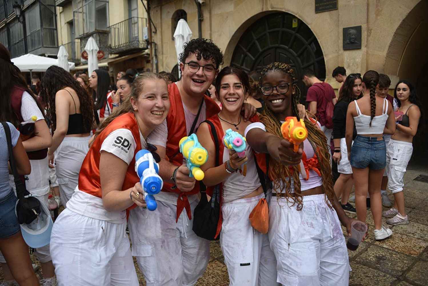 Desfile de la Banda de Música y peñas sanjuaneras en salida de Bailas