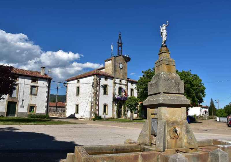 Sotillo del Rincón, a los piés de la Sierra Cebollera y la de Carcaña