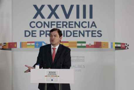 Mañueco exige a Sánchez que rectifique supresión de paradas de bus y tren en Castilla y León Mañueco exige a Sánchez que rectifique supresión de paradas de bus y tren en Castilla y León
