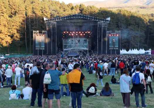 Bryan Adams y Texas congregan a 10.000 personas en Gredos