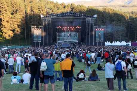 Bryan Adams y Texas congregan a 10.000 personas en Gredos