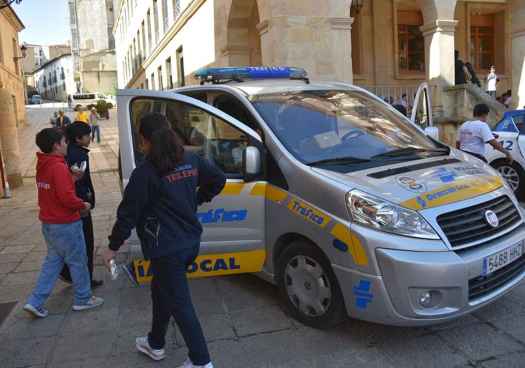 La Policía Local explica su labor a alumnos de Primaria de Soria
