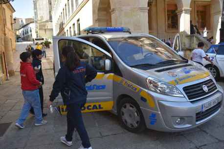 La Policía Local explica su labor a alumnos de Primaria de Soria