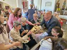 Fuentestrún bendice y reparte pan en la fiesta de la Trinidad 