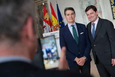 Mañueco presenta la estrategía Relevacyl para impulsar relevo generacional en trabajo autónomo 