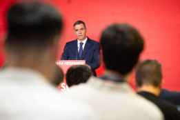 Sánchez se resiste a dimitir y convocar elecciones, tras presuntos casos de corrupción