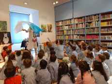 Los “peques” del colegio Manuel Ruiz Zorrilla se “cuelan” en la biblioteca municipal