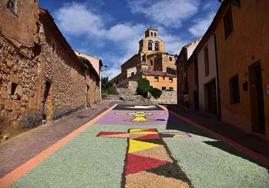 San Esteban de Gormaz luce sus alfombras florales en el Corpus Christi