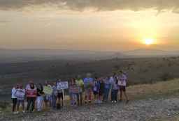 Más de sesenta personas contemplan el amanecer de San Juan desde Santa Ana