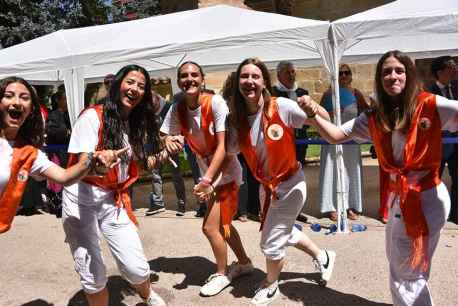 Desfile de cuadrillas y peñas sanjuaneras en la dehesa, en el Domingo de Calderas, de Soria
