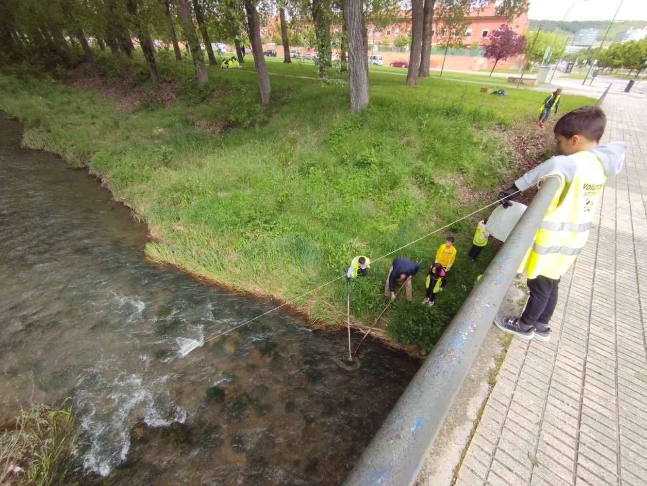 Plásticos y toallitas desechables, los contaminantes más frecuentes en ríos de Castilla y León
