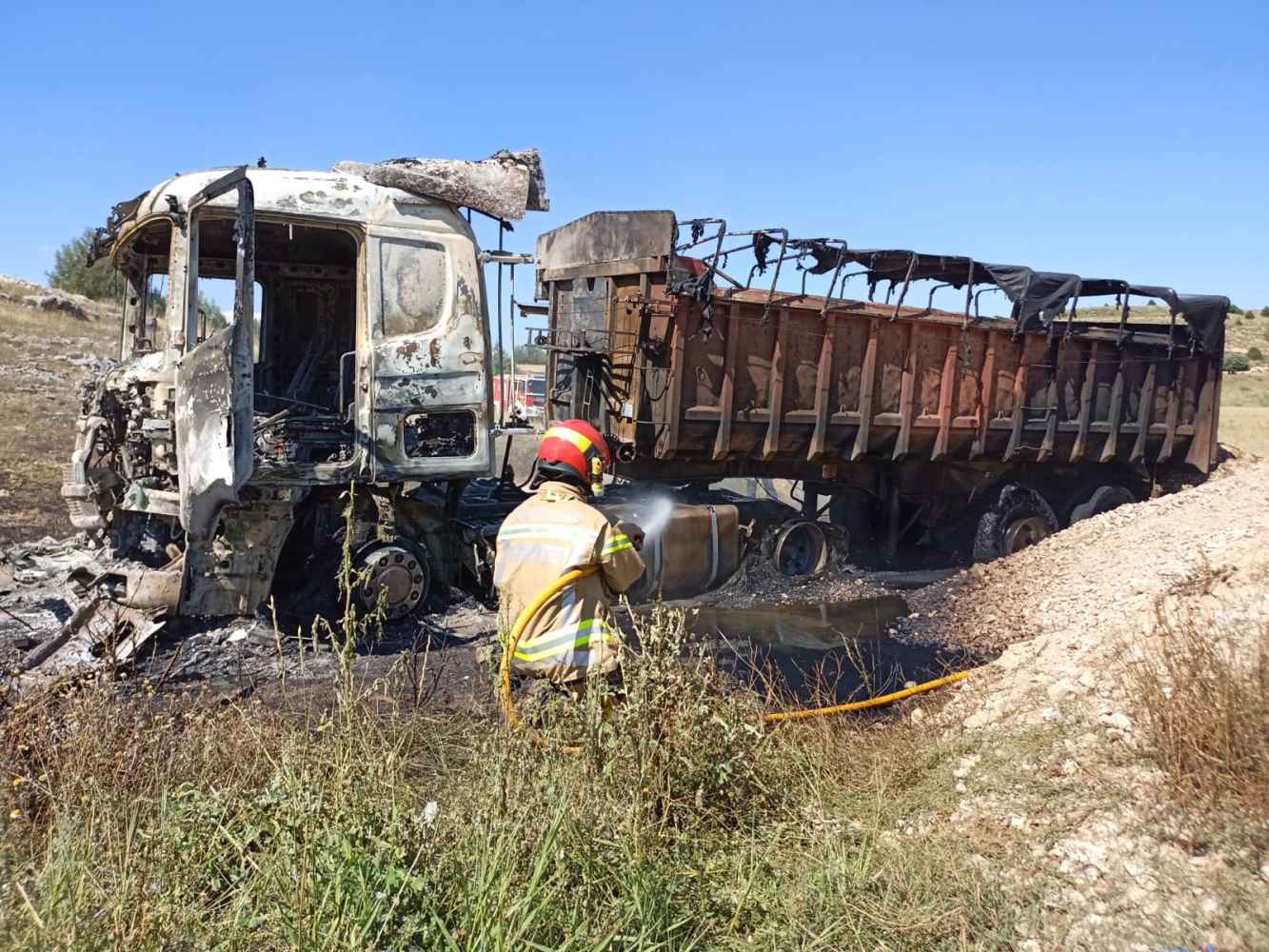 Bomberos de Diputación sofocan incendio de camión en Berlanga de Duero