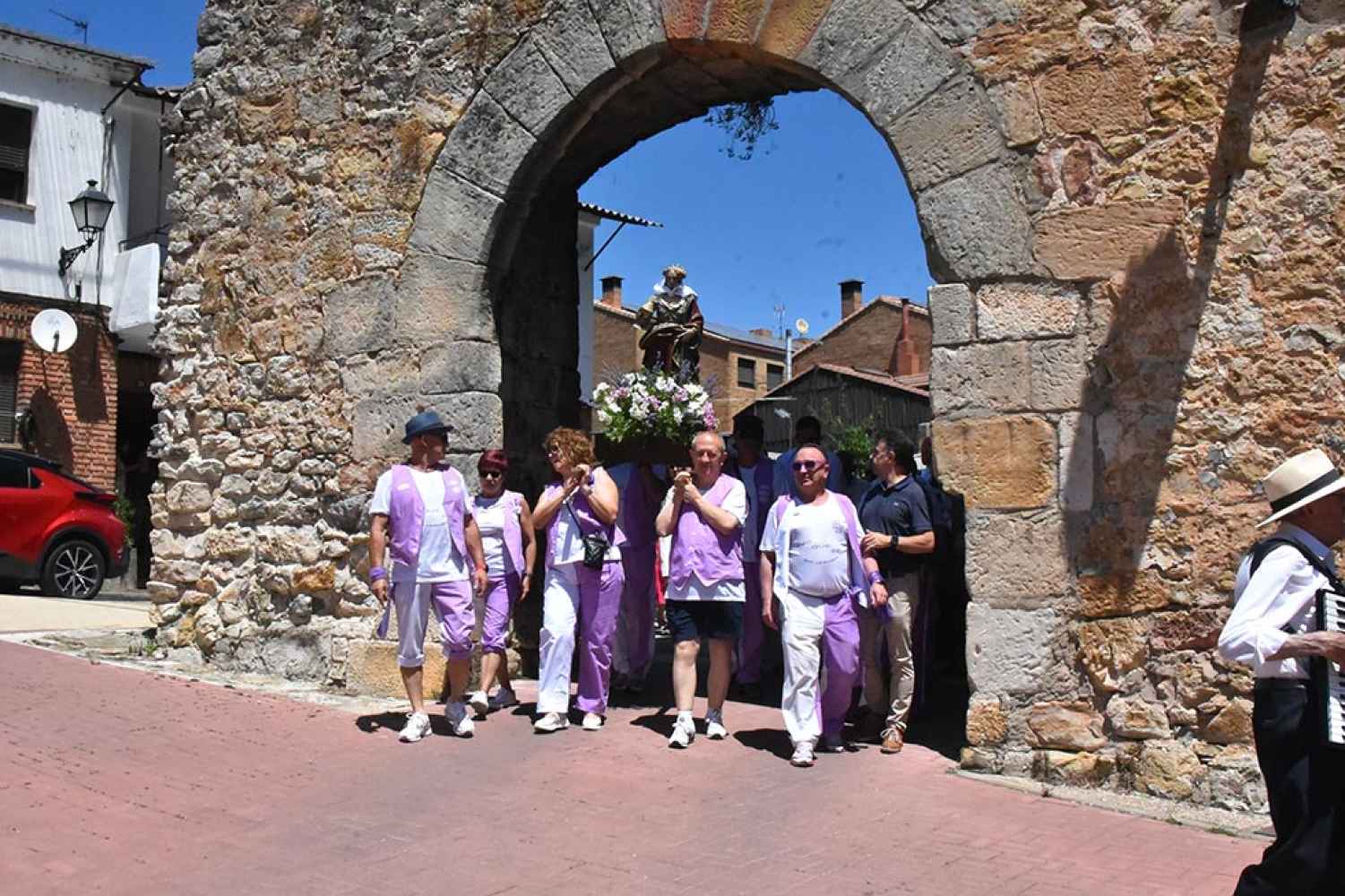 Los vecinos de San Leonardo procesionan a su patrona Santa María Magdalena