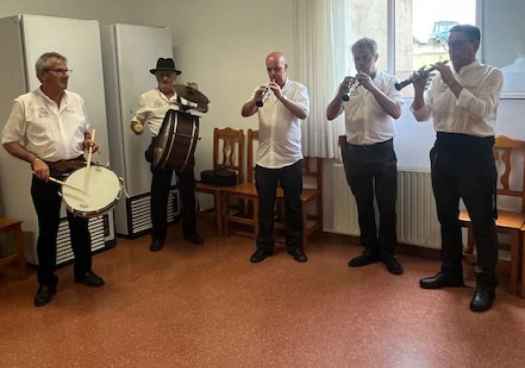 La música tradicional resuena en la residencia de mayores en Tardelcuende