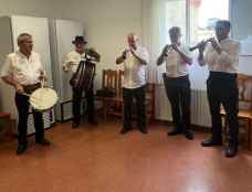 La música tradicional resuena en la residencia de mayores en Tardelcuende