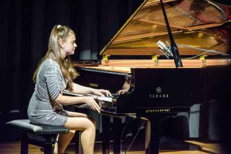 La pianista Laura Farré avanza su tercer disco en el Casino de Soria La pianista Laura Farré avanza su tercer disco en el Casino de Soria