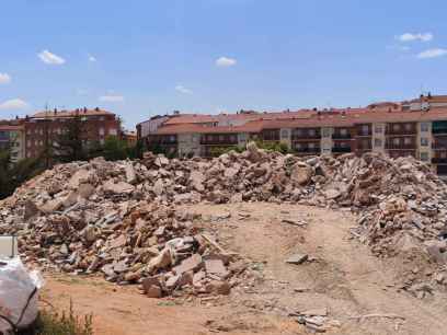 Vox acusa al PSOE municipal de "inacción" ante acumulación de escombros en obras de travesías
