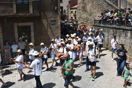 Duruelo de la Sierra disfruta de su ronda popular