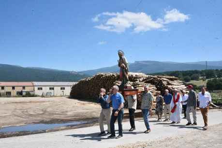 Duruelo de la Sierra procesiona a Santa Marina