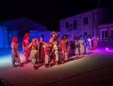 Un ritual celtíbero llena de historia el patio de las escuelas de Carbonera