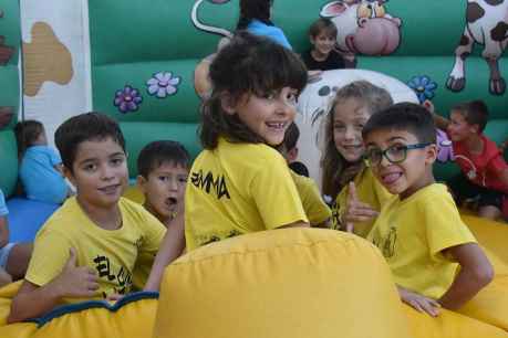 Los niños se divierten en los hinchables acuáticos en las fiestas de Osma