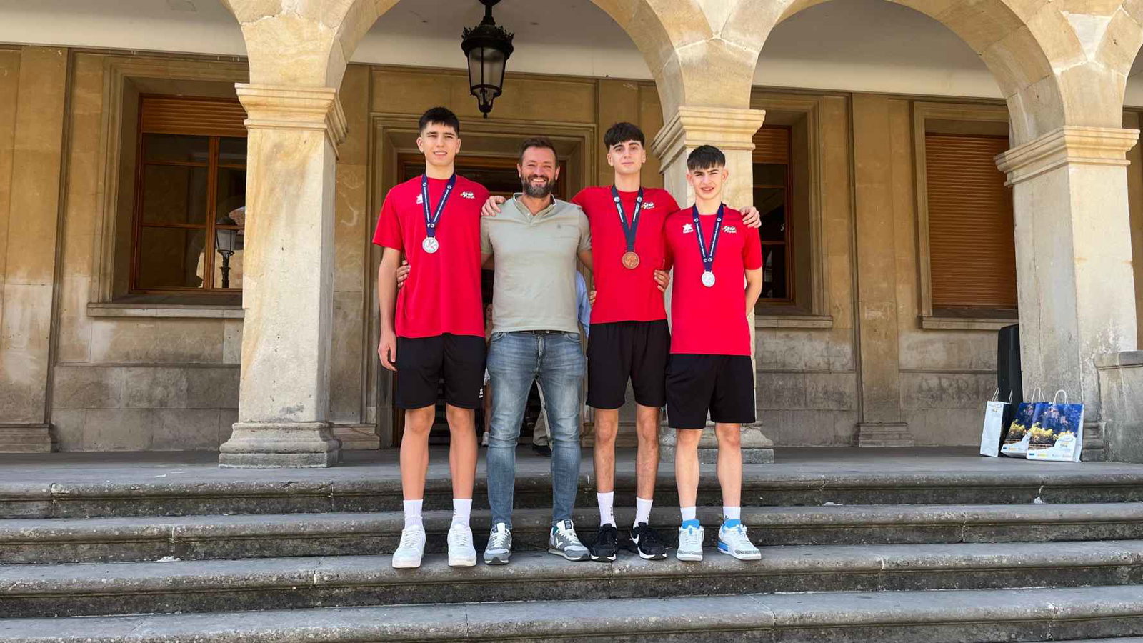 Soria reconoce el talento del voleibol local con recepción a tres jóvenes medallistas internacionales 