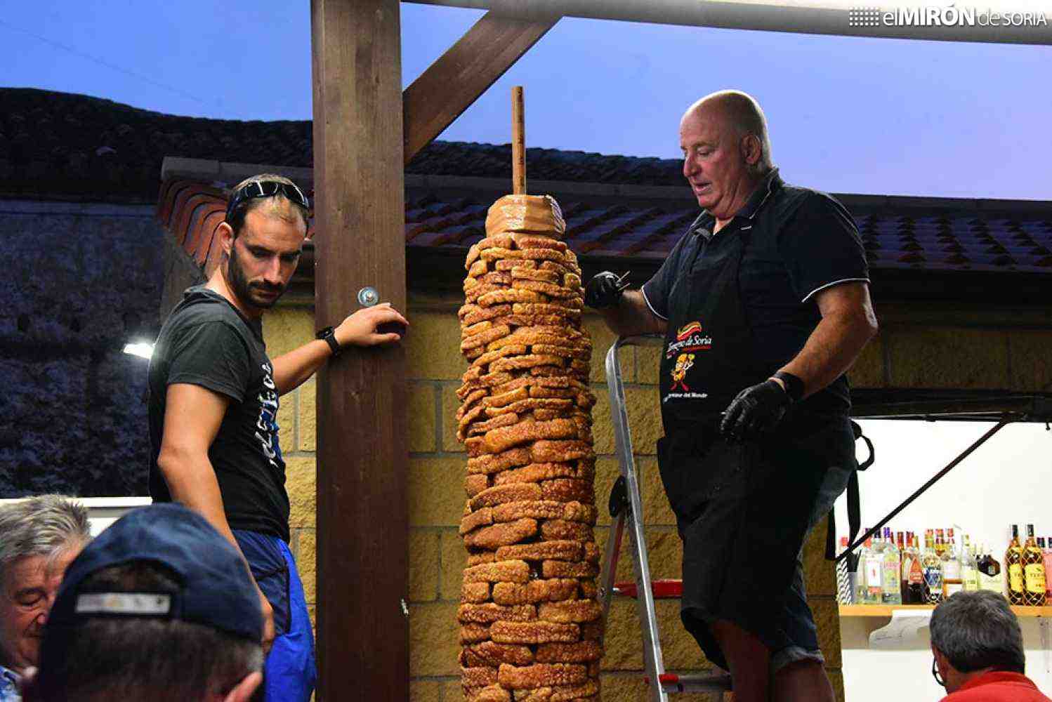 Una torre de torreznos de dos metros, nuevo reto en Matalebreras