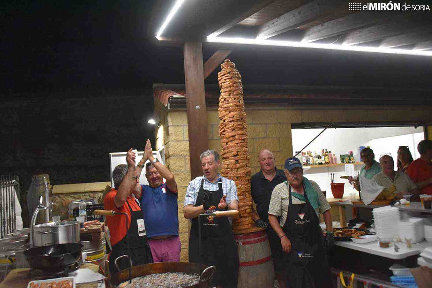 La torre de torreznos más alta se ha levantado en Matalebreras