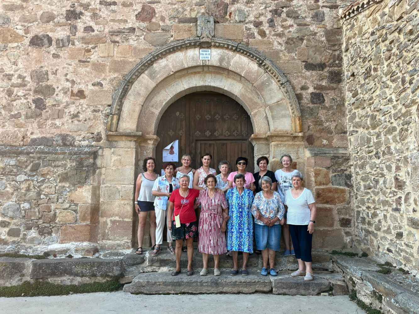 Aldealseñor luce, en sus fiestas patronales, banderines realizados a ganchillo