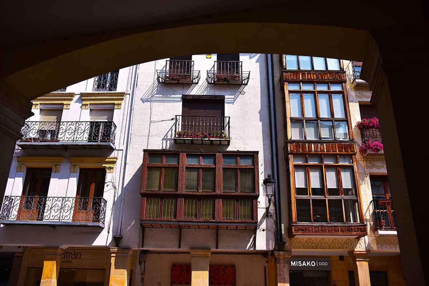 Soria: balcones y balconadas en el céntrico "El Collado"