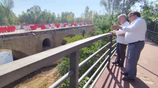 El PSOE echa en cara a la Junta que no aporte dinero para restauración del puente medieval de Almazán El PSOE echa en cara a la Junta que no aporte dinero para restauración del puente medieval de Almazán