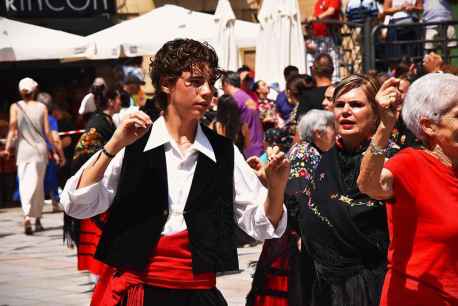 Covaleda baila al ritmo de su jota