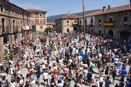 Vinuesa pinga el Mayo en el inicio de sus fiestas patronales