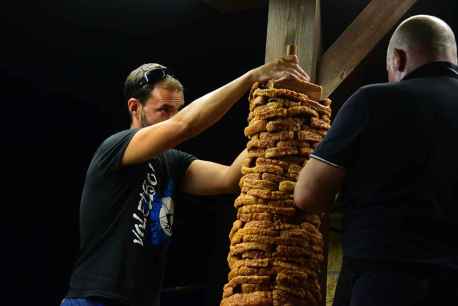 Matalebreras levanta la torre de torreznos más alta del mundo