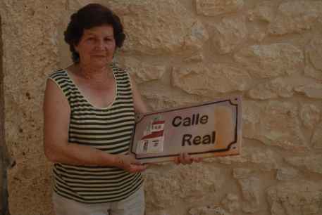 Valdanzo inaugura nuevas placas cerámicas elaboradas por mujeres del taller local