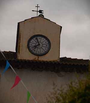 El reloj de la Casa Consistorial de Valdanzo vuelve a sonar 50 años después