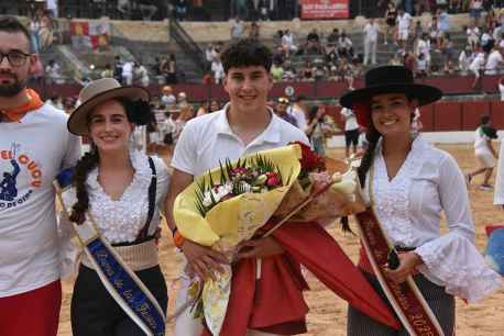 Las peñas disfrutan de su becerrada en las fiestas patronales de El Burgo de Osma