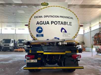 Los camiones cisterna de Diputación reparten medio millón de litros de agua en agosto