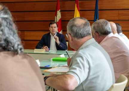 Mañueco confirma a agricultores y ganaderos ayuda directa mínima de 5.500 euros por los incendios
