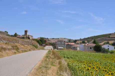 Un fallecido y un herido grave en choque de furgoneta contra árbol en pueblo burgalés Un fallecido y un herido grave en choque de furgoneta contra árbol en pueblo burgalés