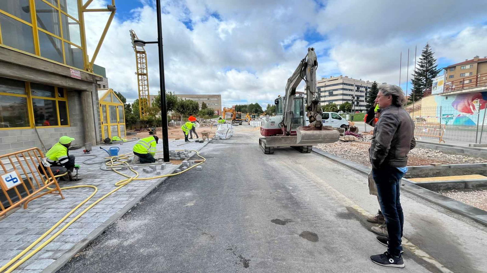 El alcalde visita la futura "zona pacificada" del aparcamiento de Los Pajaritos